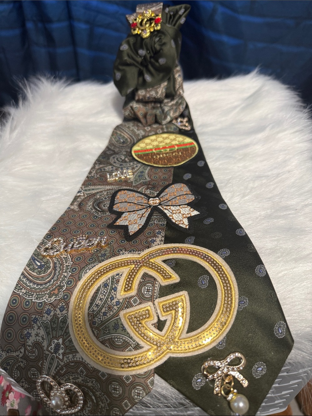 Luxury Green Paisley Silk Junk Tie with Gold Emblem